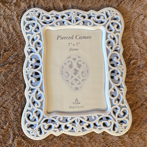 Partylite Pierced Cameo picture frame-NIB.Fits a 5x7 picture.BEAUTIFUL/ Rare - Picture 4 of 10